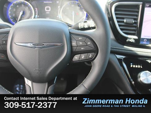 Used 2025 Chrysler Pacifica Limited FWD image 15