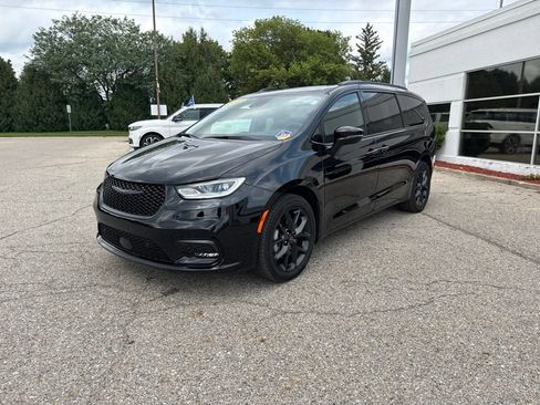 Used 2025 Chrysler Pacifica Limited w/ Trailer Tow Group AWD/4WD image 7
