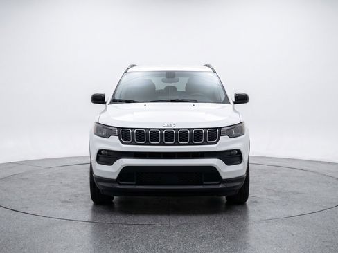 Used 2025 Jeep Compass Latitude AWD/4WD image 2