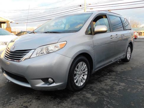 Used 2012 Toyota Sienna XLE image 3