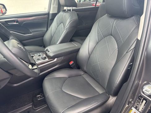 Used 2023 Toyota Highlander Platinum image 12