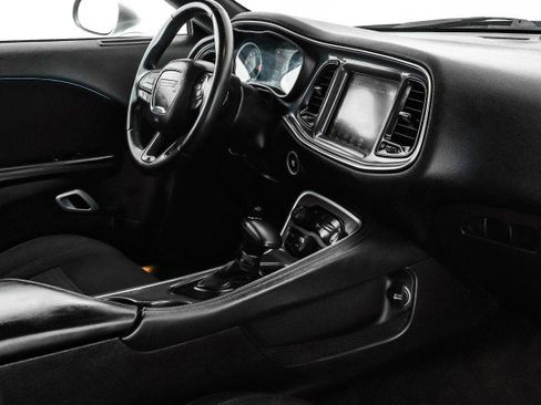 Used 2015 Dodge Challenger SXT image 20