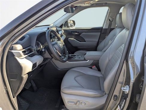 Used 2022 Toyota Highlander XLE image 21