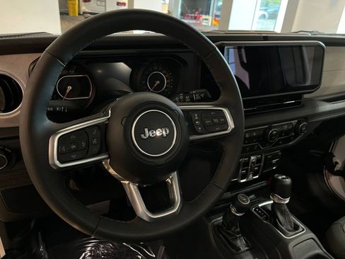Used 2025 Jeep Wrangler Unlimited Sahara AWD/4WD image 28