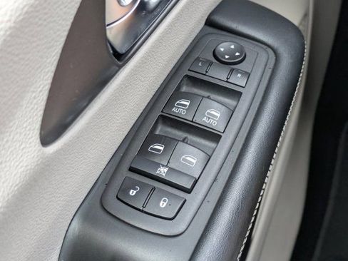 Used 2021 Chrysler Pacifica Touring-L FWD image 22