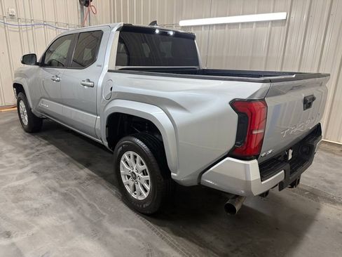 Used 2025 Toyota Tacoma SR5 AWD/4WD image 15