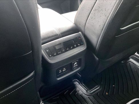 Used 2024 Nissan Pathfinder Platinum image 25