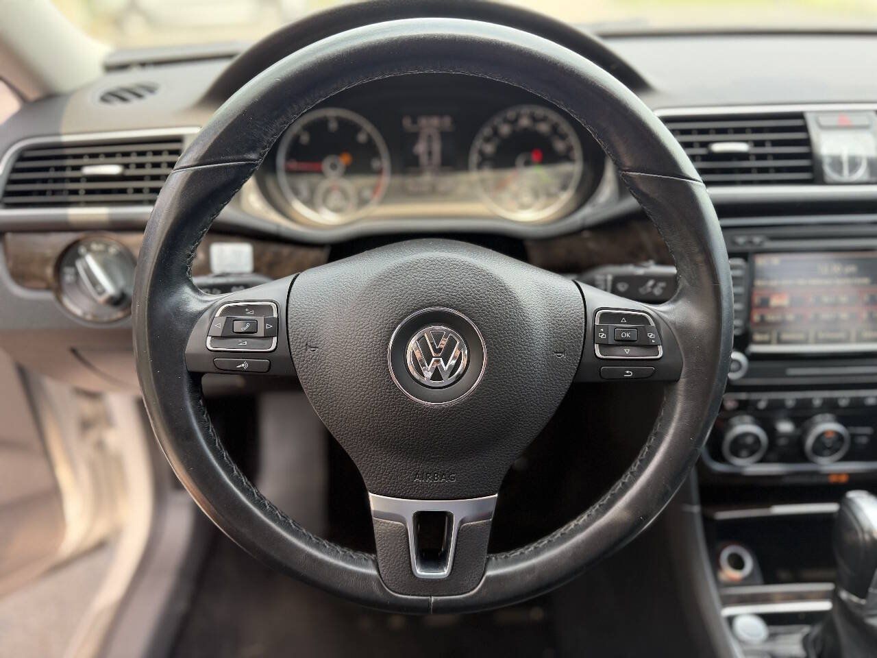 Used 2015 Volkswagen Passat TDI SEL Premium FWD image 13