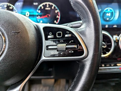 Used 2021 Mercedes-Benz GLB 250 4MATIC image 17