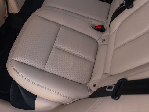 Certified 2026 Porsche Macan AWD/4WD image 33