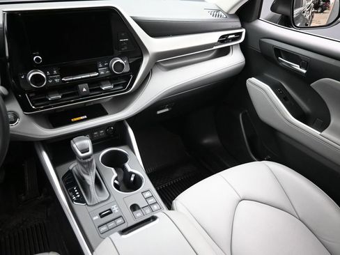 Used 2023 Toyota Highlander L image 15