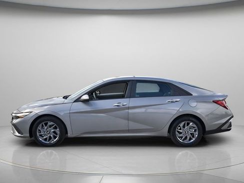 Certified 2024 Hyundai Elantra SEL image 3