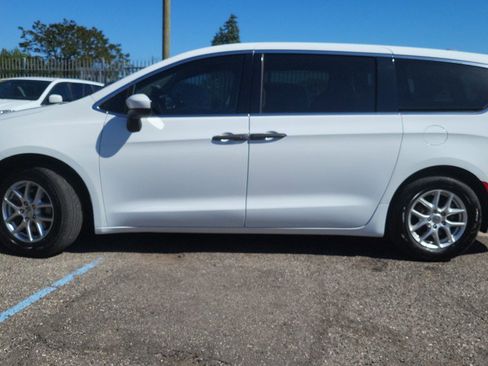 Used 2020 Chrysler Voyager L FWD image 6