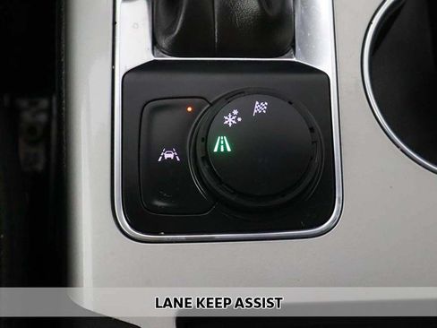 Used 2025 Chevrolet Blazer LT FWD image 3