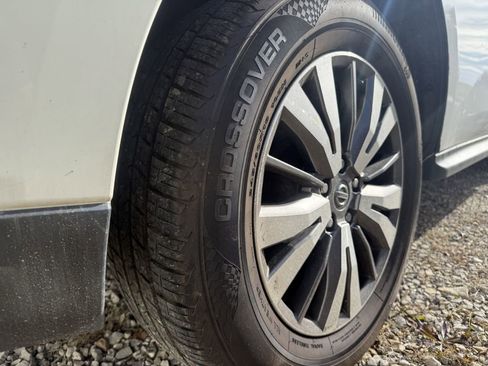 Used 2019 Nissan Pathfinder SV image 16