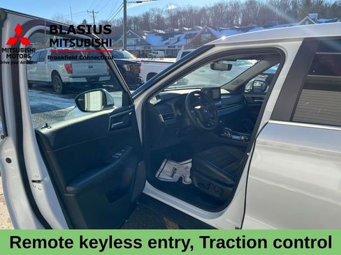 Used 2025 Mitsubishi Outlander SE image 9