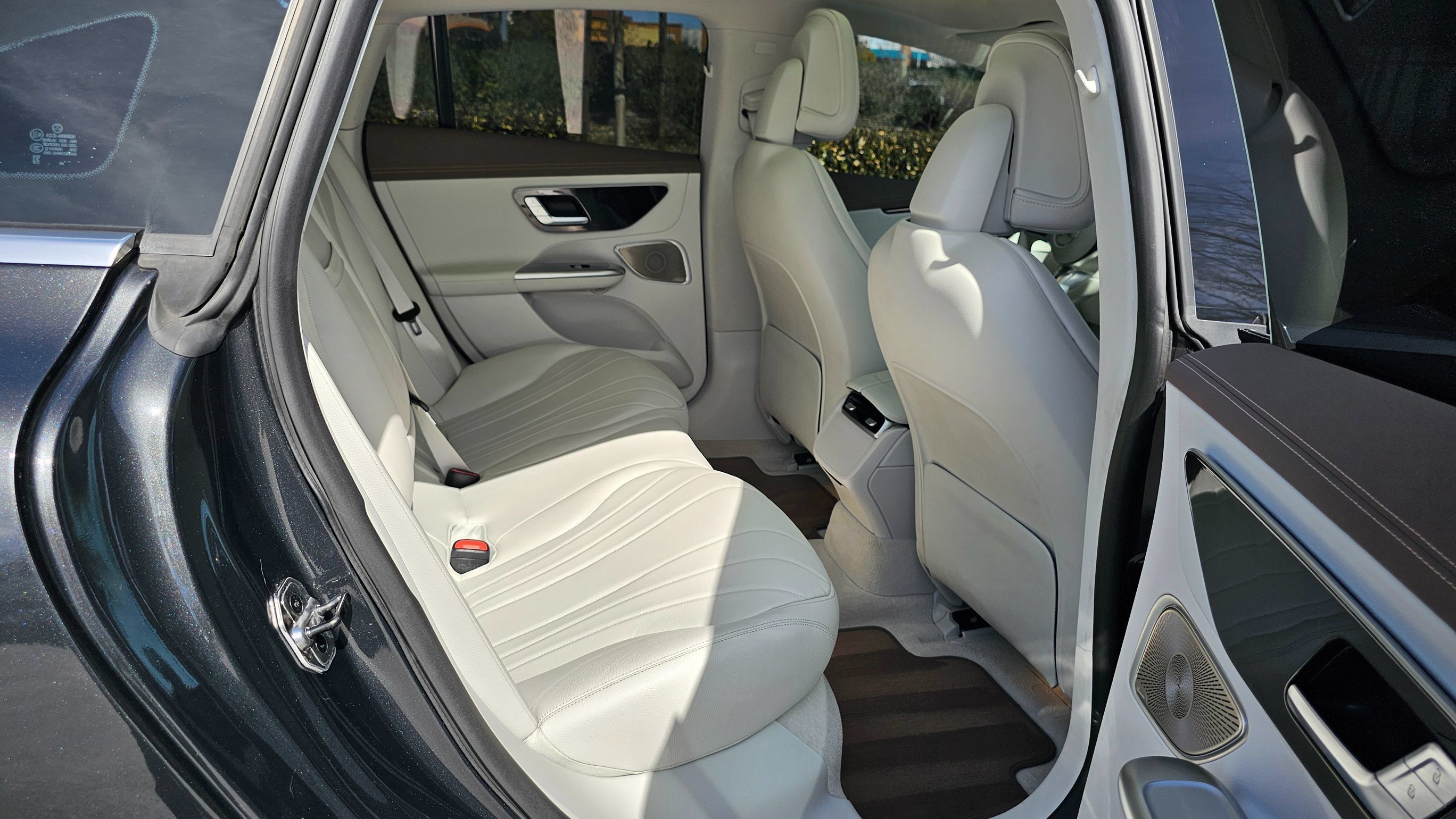 Used 2023 Mercedes-Benz EQE 500 4MATIC Sedan w/ Exclusive Trim Package image 31