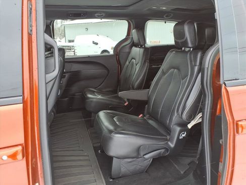 Used 2018 Chrysler Pacifica Touring-L Plus image 11