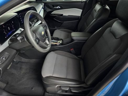Used 2025 Chevrolet Trax LT FWD image 29
