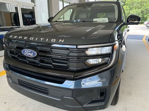 Used 2025 Ford Expedition Active AWD/4WD image 1