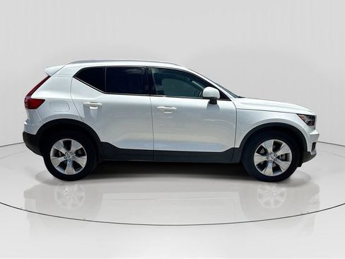 Used 2021 Volvo XC40 T4 Momentum w/ Premium Package FWD image 8