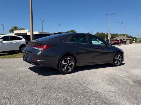 Used 2022 Hyundai Elantra SEL w/ Convenience + Premium Package FWD image 5
