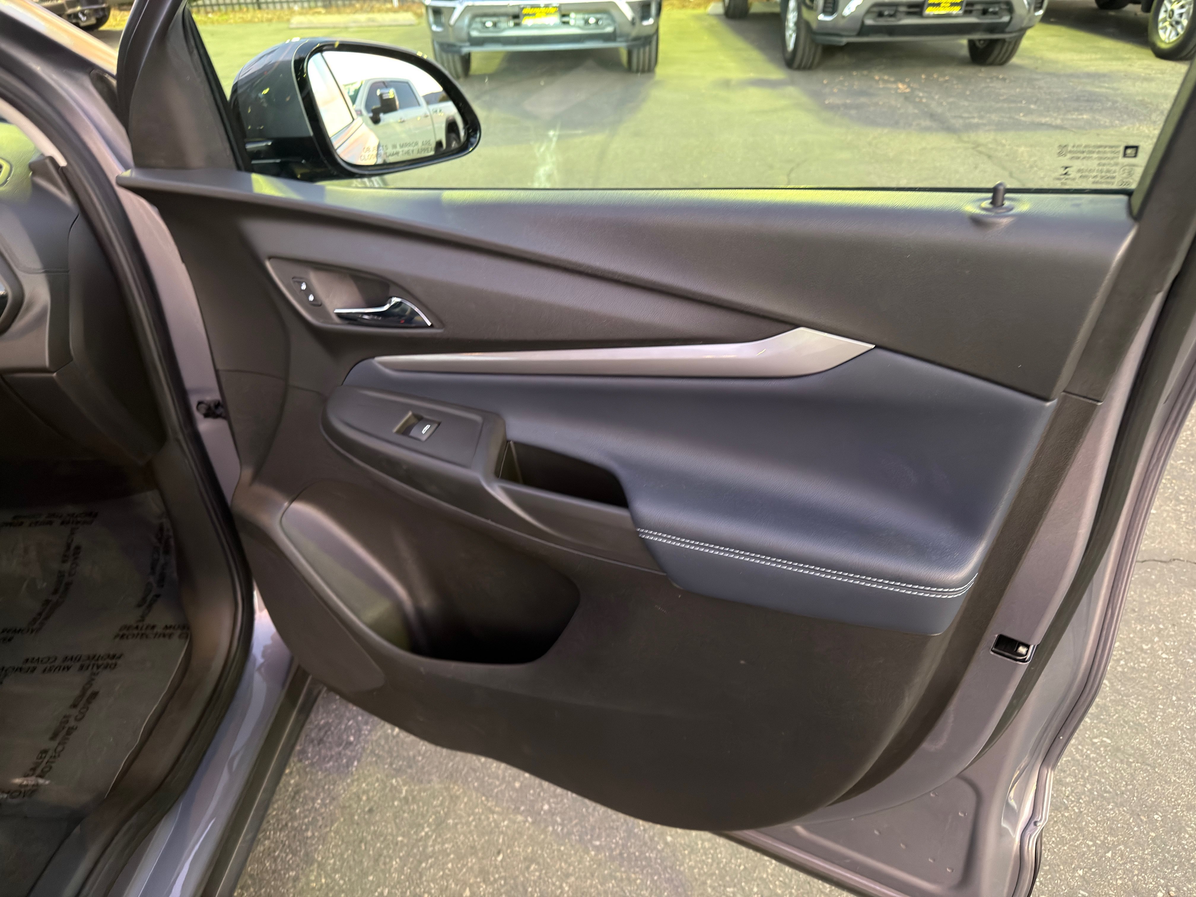 Used 2023 Chevrolet Bolt EUV LT w/ Convenience Package FWD image 11