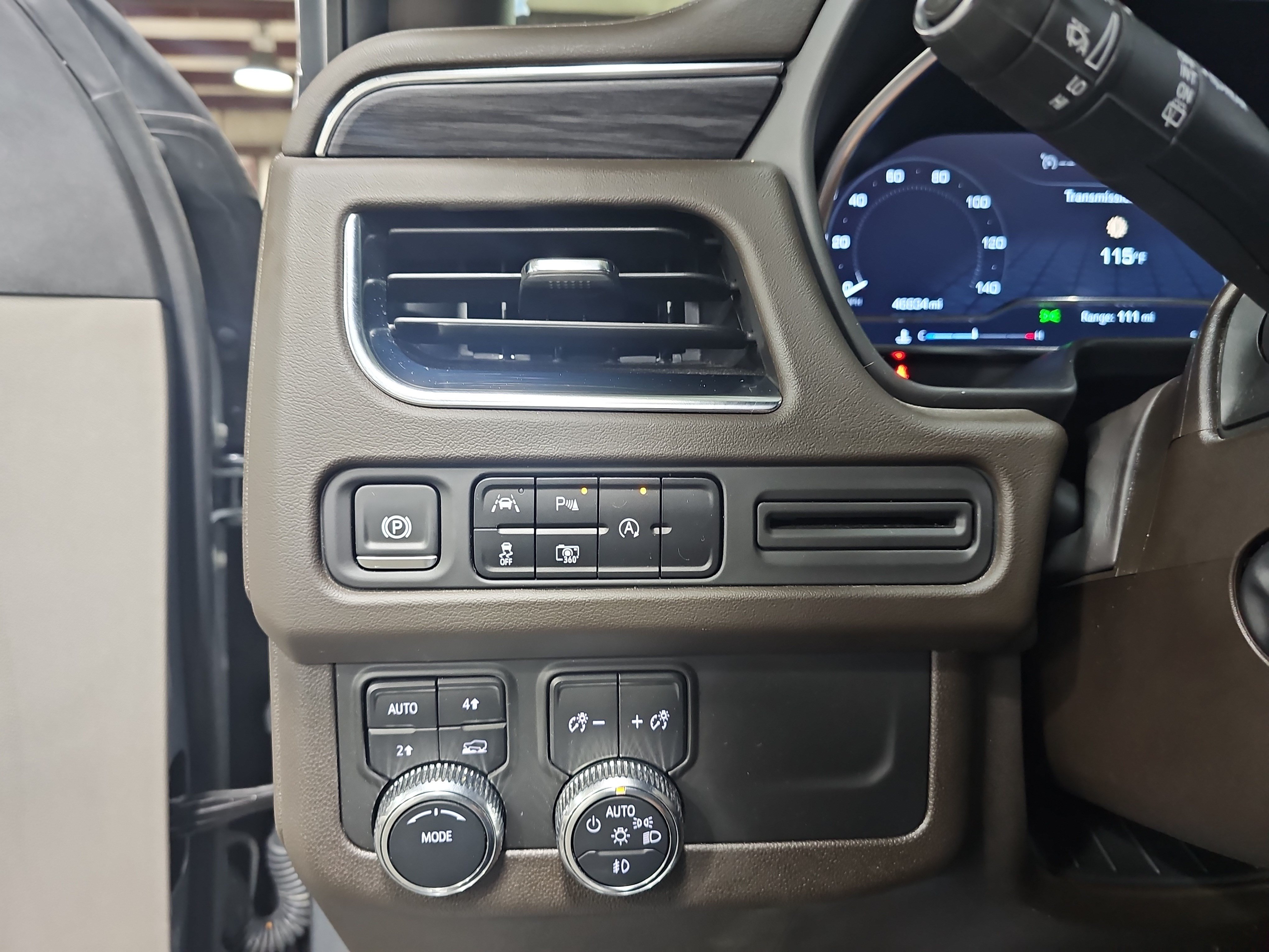 Used 2024 GMC Yukon SLT w/ SLT Luxury Package AWD/4WD image 26