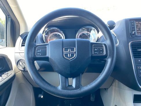 Used 2016 Dodge Grand Caravan SXT FWD image 21
