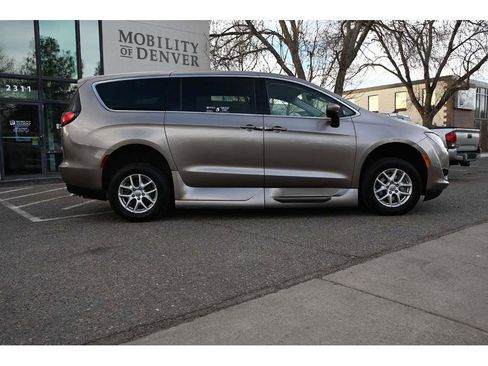 Used 2017 Chrysler Pacifica Touring image 5