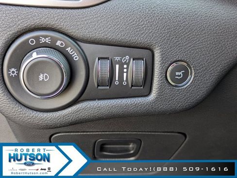 Used 2019 Jeep Cherokee Latitude Plus w/ Comfort/Convenience Group image 26