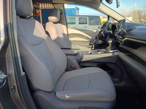 Used 2021 Toyota Sienna XLE image 19