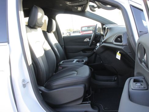 New 2026 Chrysler Pacifica Select image 25