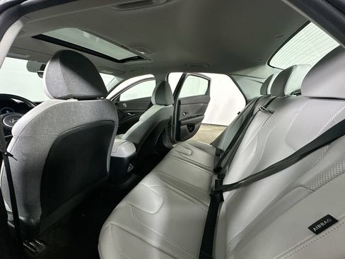 Used 2025 Hyundai Elantra Limited FWD image 13