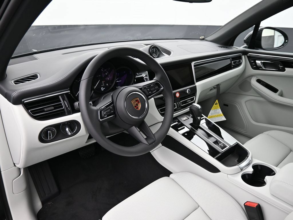 Certified 2026 Porsche Macan AWD/4WD image 4