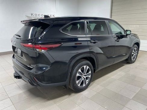 Used 2024 Toyota Highlander XLE AWD/4WD image 6