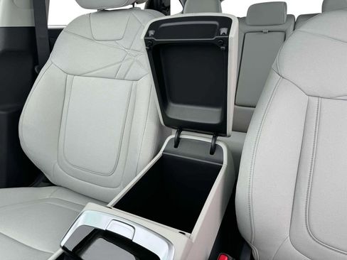 New 2025 Hyundai Tucson SE image 18