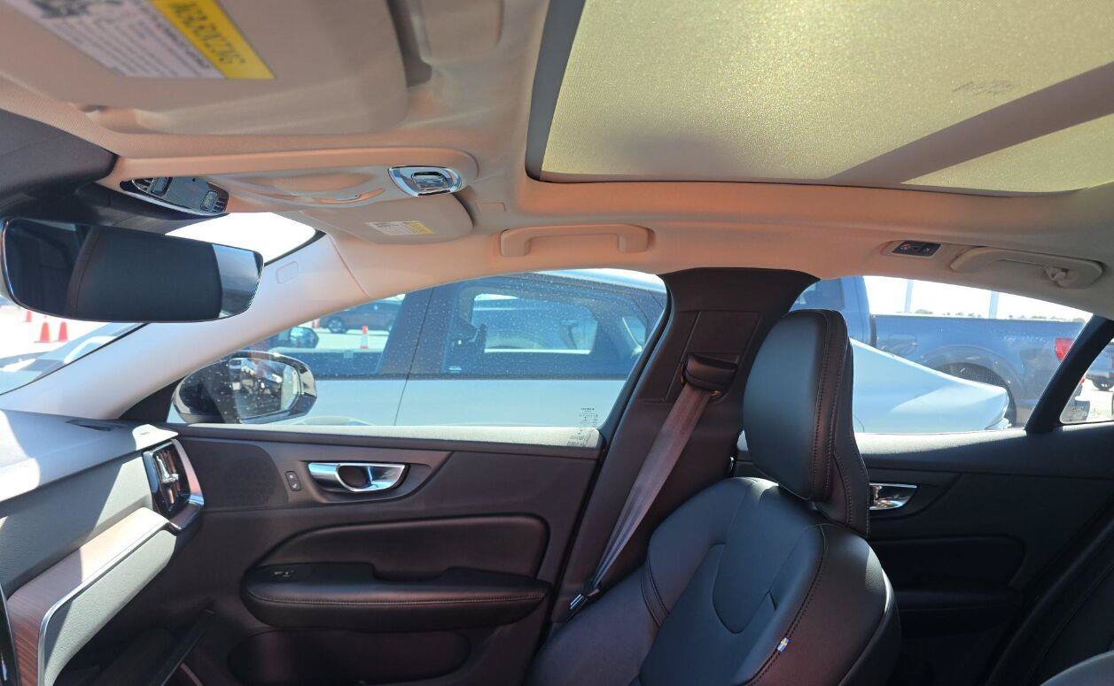 Used 2022 Volvo S60 T8 R-Design Expression w/ Premium Package AWD/4WD image 9