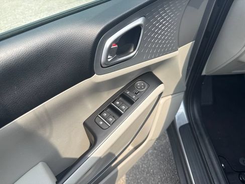 Used 2025 Kia Soul LX w/ LX Technology Package FWD image 11