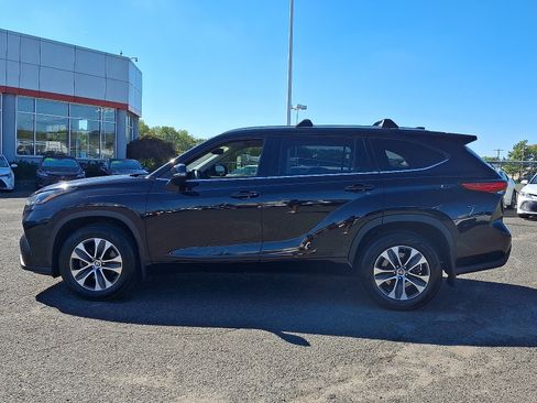 Certified 2022 Toyota Highlander XLE image 4