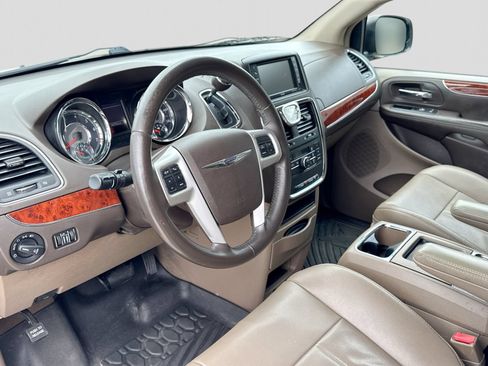 Used 2014 Chrysler Town & Country Touring FWD image 2
