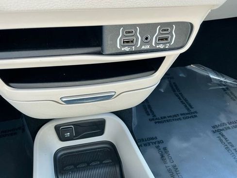 Used 2023 Chrysler Pacifica Touring-L image 22