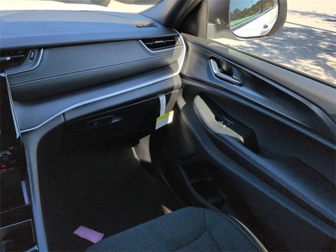 New 2025 Jeep Grand Cherokee Laredo X image 16