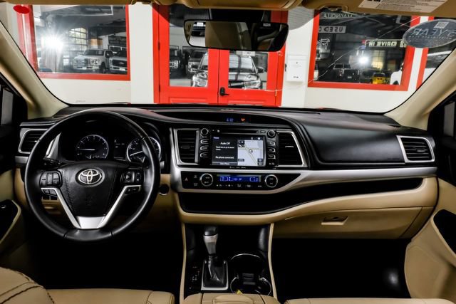 Used 2019 Toyota Highlander XLE FWD image 13