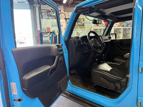 Used 2017 Jeep Wrangler Unlimited Sahara AWD/4WD image 10