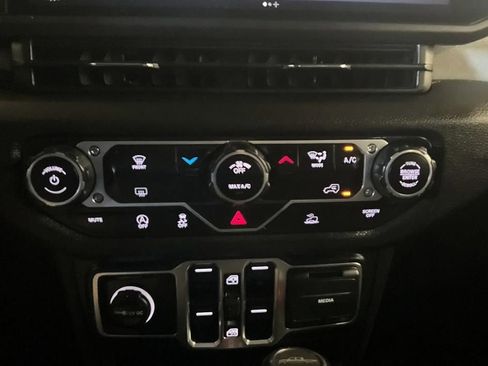 Used 2025 Jeep Gladiator Sport AWD/4WD image 23