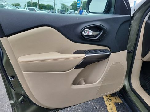 Used 2020 Jeep Cherokee Latitude w/ Cold Weather Group AWD/4WD image 23