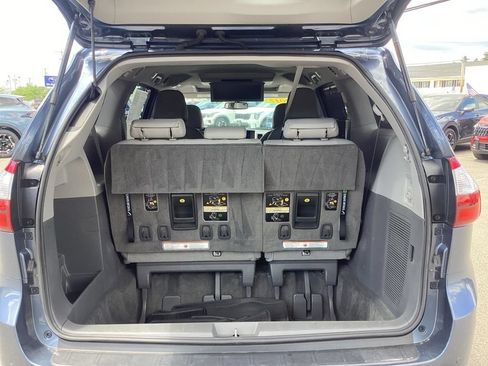 Used 2017 Toyota Sienna XLE Premium AWD/4WD image 8