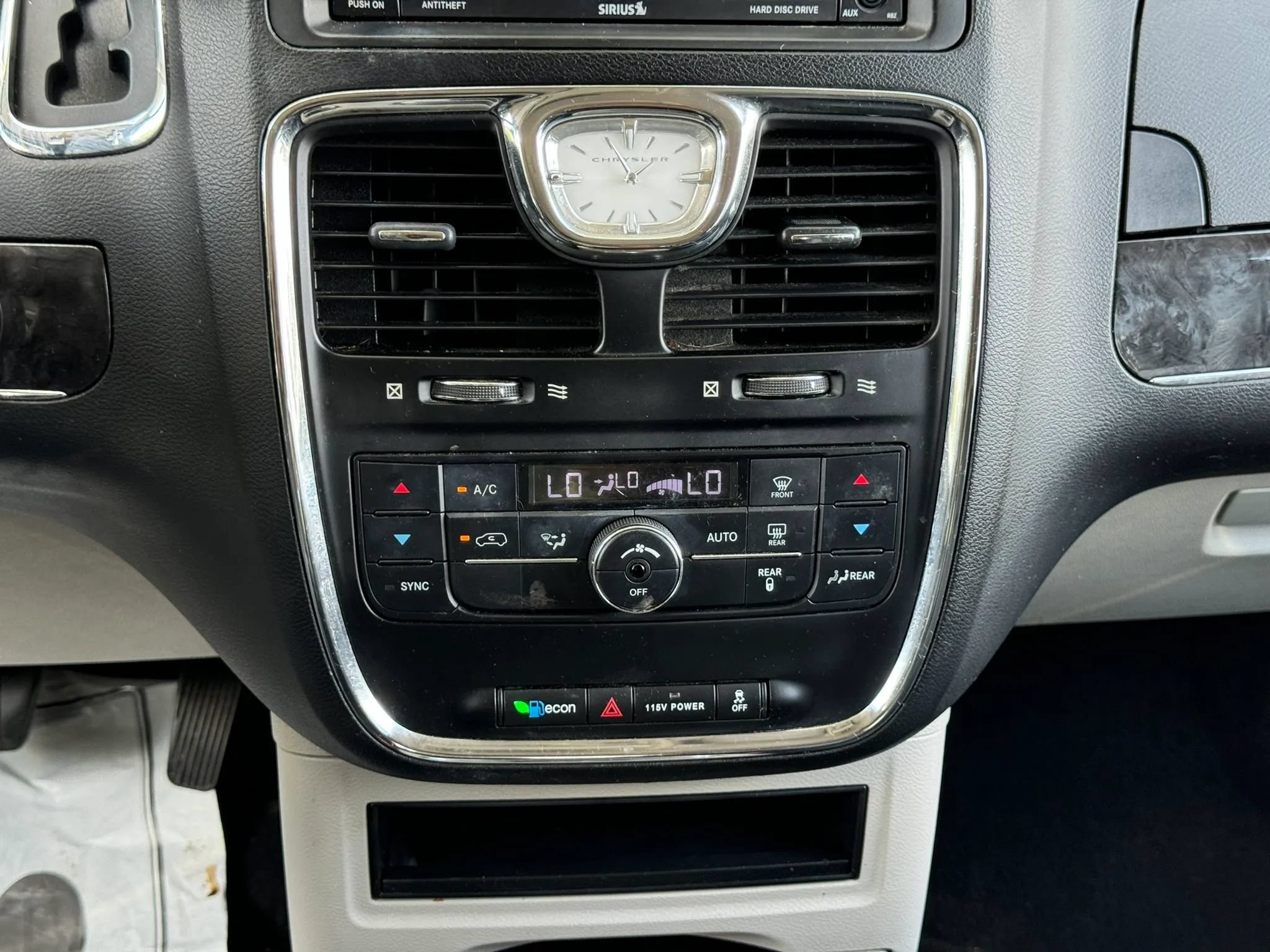 Used 2016 Chrysler Town & Country Touring FWD image 17