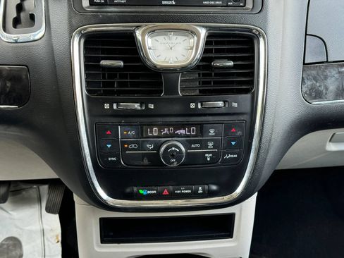 Used 2016 Chrysler Town & Country Touring FWD image 17